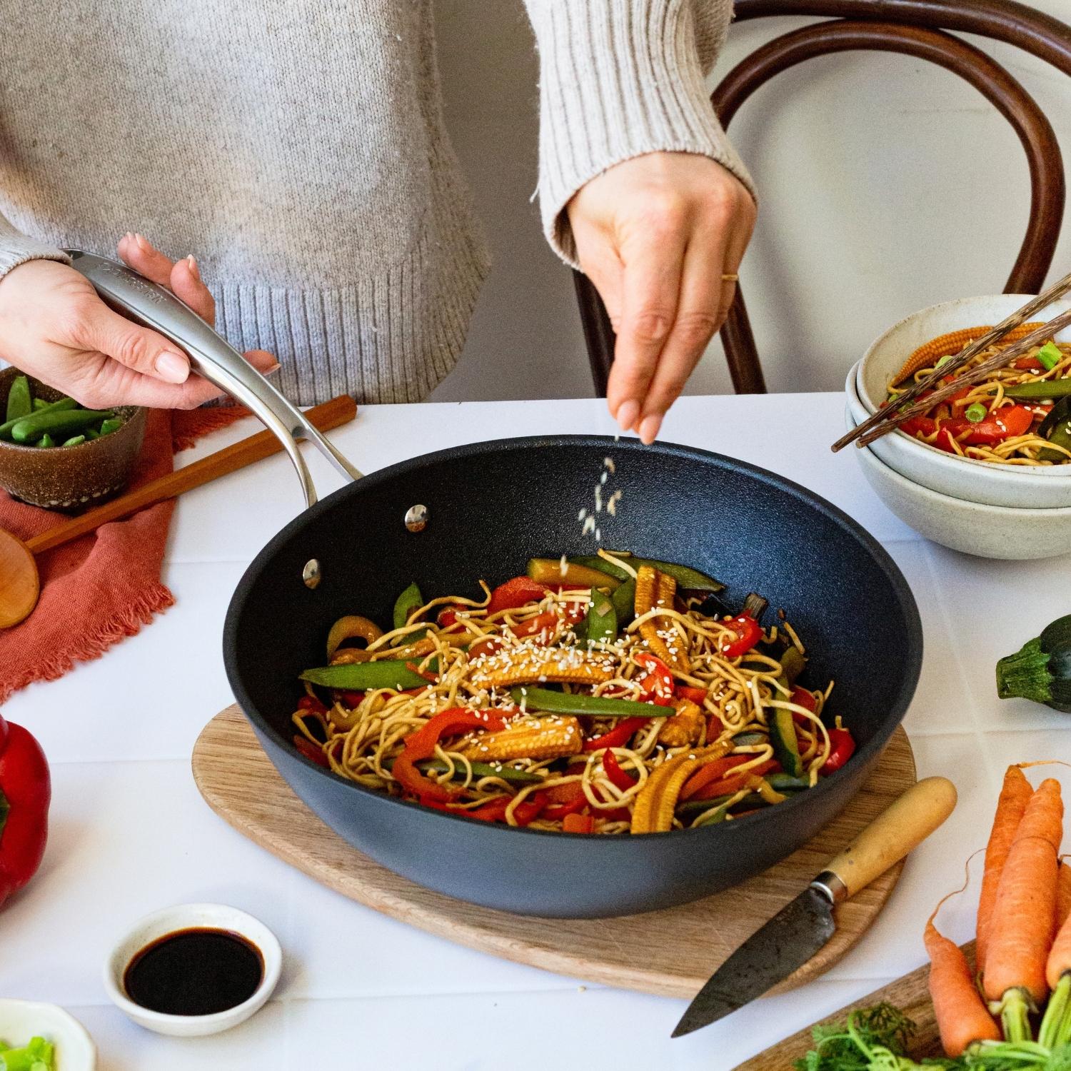 eaziglide-neverstick3-professional-wok-28-cm image 2